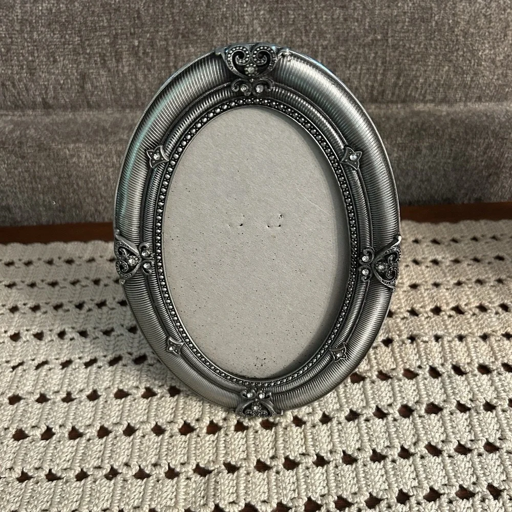 Vtg Oval Shaped Pewter Silvertone Rhinestone Embellished Photo Frame 5.5x7.5